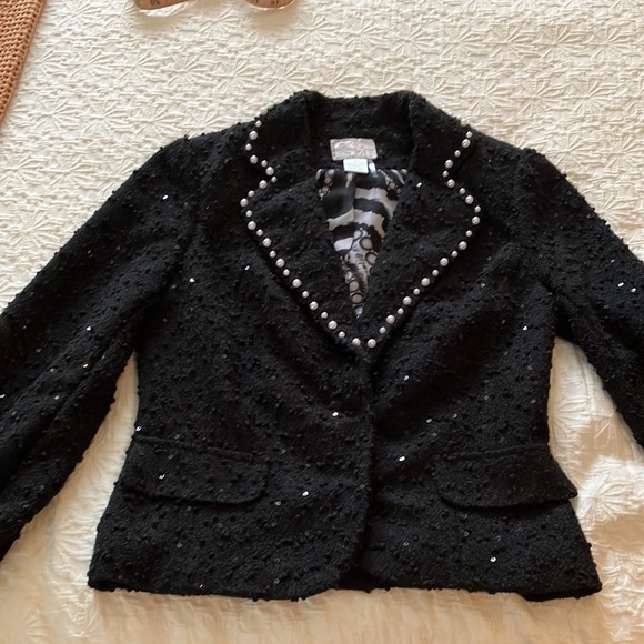 Fun pearl collared black jacket with fun knotted and sequenced blazer. - Picture 5 of 14